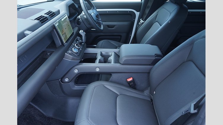 2025 認定中古車 Land Rover Defender 110 フジホワイト P300 ガソリン X-Dynamic SE