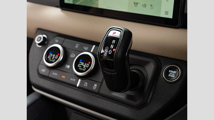 2023 認定中古車 Land Rover Defender 110 フジホワイト D300 AWD（AT） S