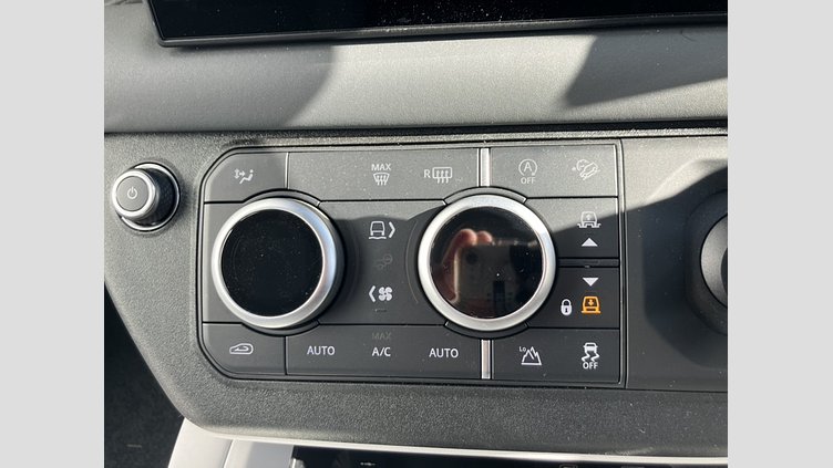 2024 認定中古車 Land Rover Defender 110 シリコンシルバー P300 ガソリン X-Dynamic SE