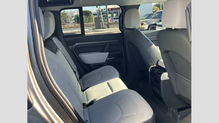 2024 認定中古車 Land Rover Defender 110 シリコンシルバー P300 ガソリン X-Dynamic SE
