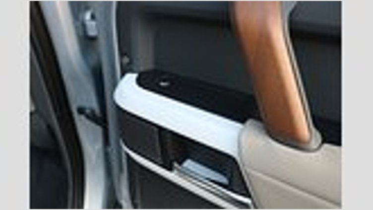 2022 認定中古車 Land Rover Defender 110 ハクバシルバー P300 AWD（AT） SE