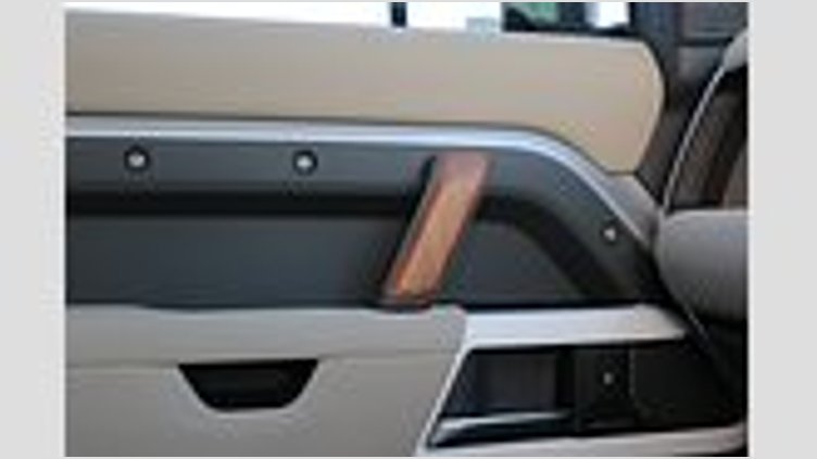 2022 認定中古車 Land Rover Defender 110 ハクバシルバー P300 AWD（AT） SE