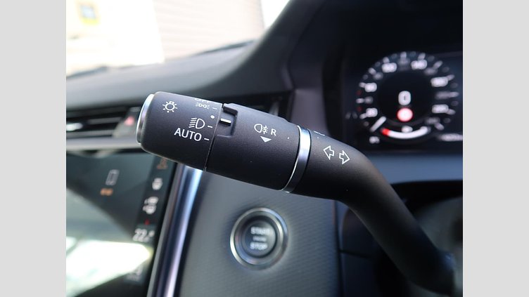 2024 認定中古車 Land Rover Discovery Sport フジホワイト D200マイルドハイブリッド（ディーゼル） 標準ホイール Dynamic SE