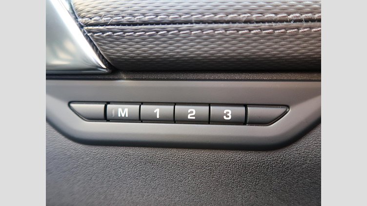 2024 認定中古車 Land Rover Discovery Sport フジホワイト D200マイルドハイブリッド（ディーゼル） 標準ホイール Dynamic SE