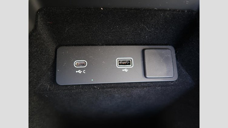 2024 認定中古車 Land Rover Discovery Sport フジホワイト D200マイルドハイブリッド（ディーゼル） 標準ホイール Dynamic SE