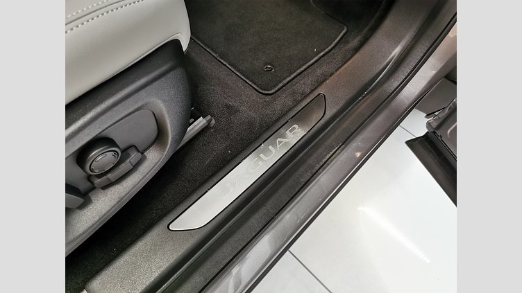 2024 認定中古車 Jaguar E-Pace アイガーグレイ D200マイルドハイブリッド（ディーゼル） R-DYNAMIC SE