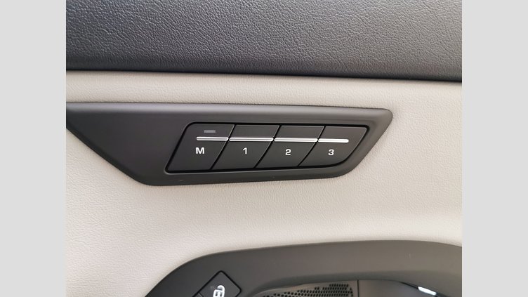 2024 認定中古車 Jaguar E-Pace アイガーグレイ D200マイルドハイブリッド（ディーゼル） R-DYNAMIC SE