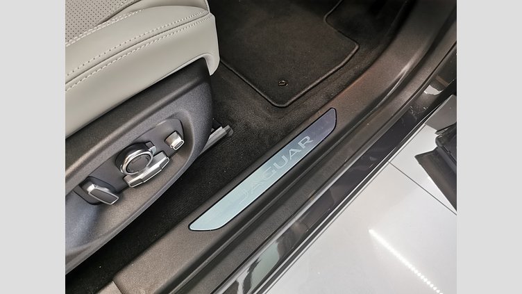 2024 認定中古車 Jaguar E-Pace カルパチアングレイ D200マイルドハイブリッド（ディーゼル） R-DYNAMIC HSE