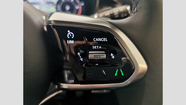 2024 認定中古車 Jaguar E-Pace フィレンツェレッド D200マイルドハイブリッド（ディーゼル） R-DYNAMIC SE