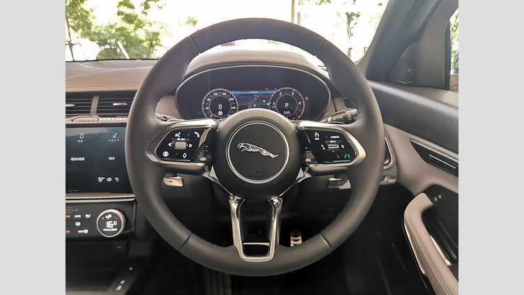 2024 認定中古車 Jaguar E-Pace フィレンツェレッド D200マイルドハイブリッド（ディーゼル） R-DYNAMIC SE