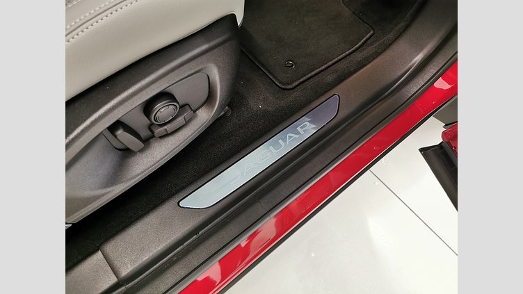 2024 認定中古車 Jaguar E-Pace フィレンツェレッド D200マイルドハイブリッド（ディーゼル） R-DYNAMIC SE