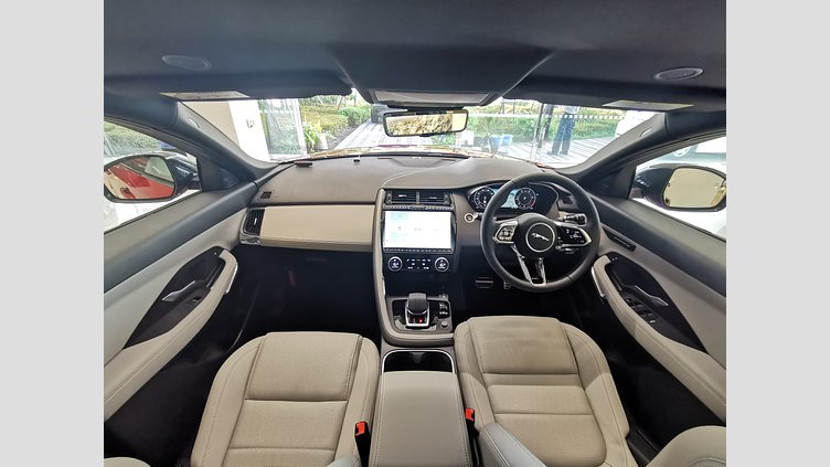 2024 認定中古車 Jaguar E-Pace フィレンツェレッド D200マイルドハイブリッド（ディーゼル） R-DYNAMIC SE