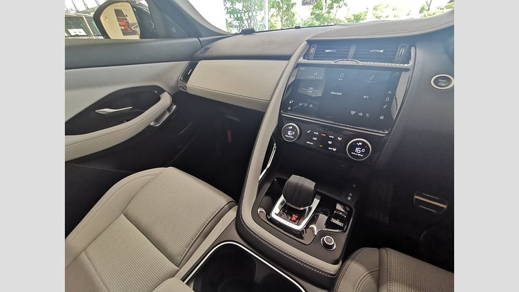 2024 認定中古車 Jaguar E-Pace フィレンツェレッド D200マイルドハイブリッド（ディーゼル） R-DYNAMIC SE