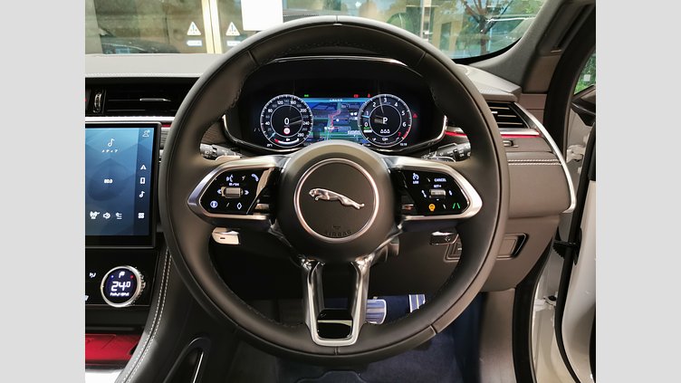 2024 認定中古車 Jaguar F-Pace オストゥーニパールホワイト P400e ガソリン プラグインハイブリッド R-DYNAMIC SE