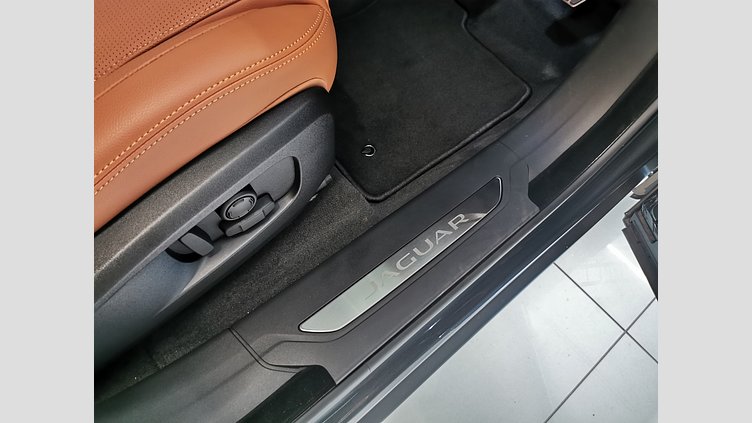 2024 認定中古車 Jaguar F-Pace カルパチアングレイ P400e ガソリン プラグインハイブリッド R-DYNAMIC SE