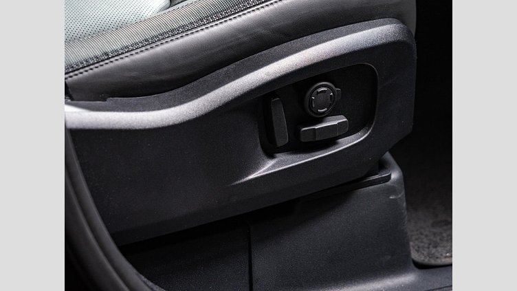 2024 認定中古車 Land Rover Defender 110 サントリーニブラック D300 AWD（AT） X-DYNAMIC HSE