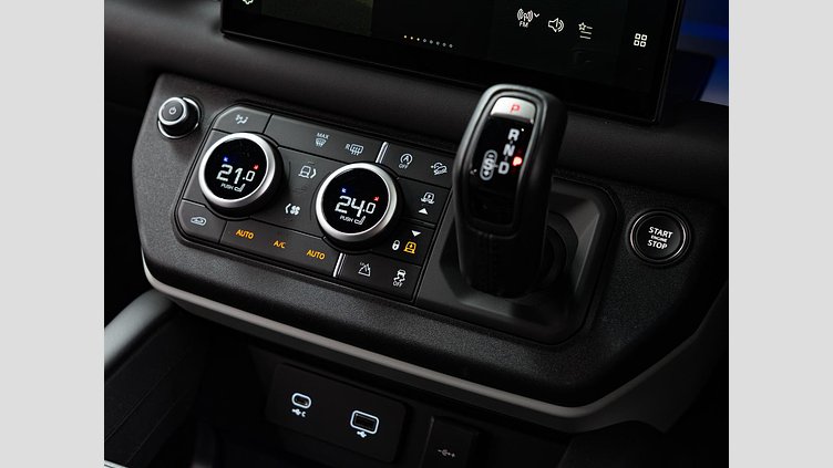 2024 認定中古車 Land Rover Defender 110 サントリーニブラック D300 AWD（AT） X-DYNAMIC HSE