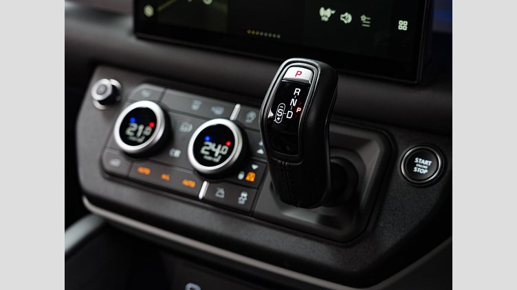 2024 認定中古車 Land Rover Defender 110 サントリーニブラック D300 AWD（AT） X-DYNAMIC HSE