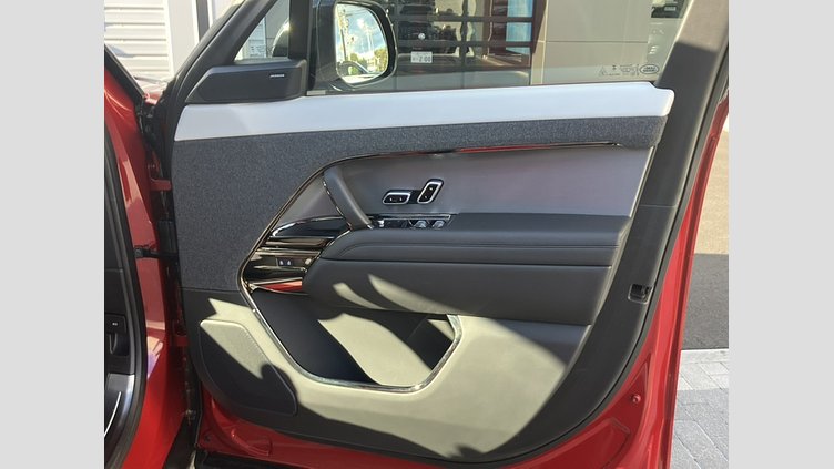 2025 認定中古車 Land Rover Range Rover Sport フィレンツェレッド P550eプラグインハイブリッド（ガソリン） スタンダードホイールベース Dynamic SE