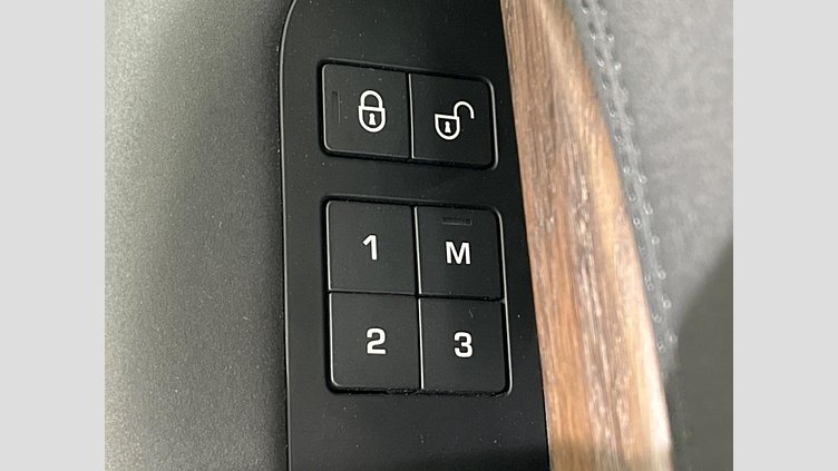 2018 認定中古車 Land Rover Discovery Fuji White 3.0 V6 Dsl Mono Turbo Std Flow HSE