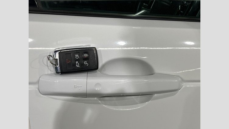 2018 認定中古車 Land Rover Discovery Fuji White 3.0 V6 Dsl Mono Turbo Std Flow HSE