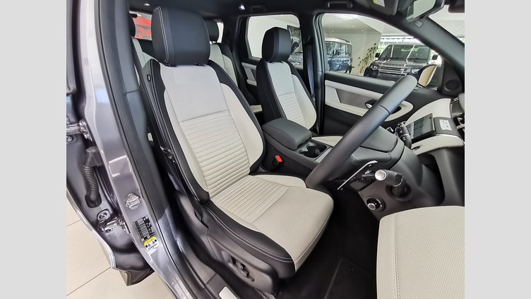 2024 認定中古車 Land Rover Discovery Sport アイガーグレイ D200マイルドハイブリッド（ディーゼル） 標準ホイール DYNAMIC SE