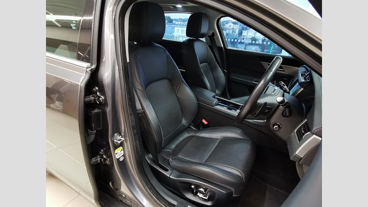 2017 認定中古車 Jaguar XF Corris Grey プレステージ2.0L プレステージ2.0L