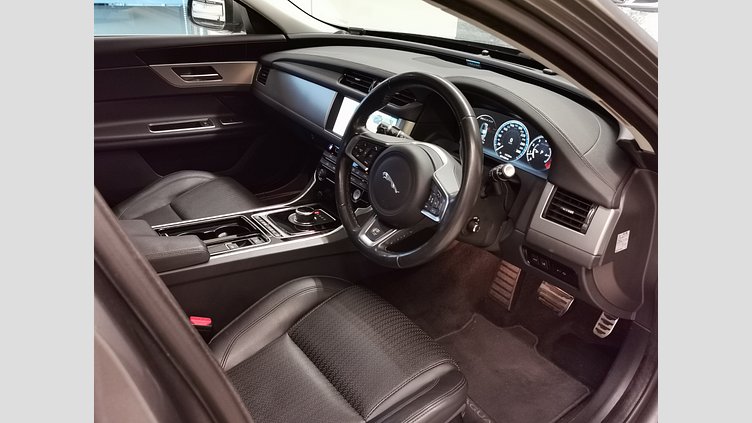 2017 認定中古車 Jaguar XF Corris Grey プレステージ2.0L プレステージ2.0L