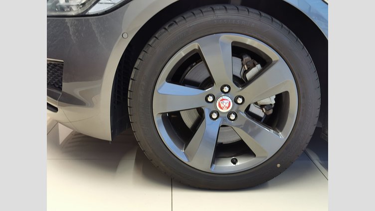 2017 認定中古車 Jaguar XF Corris Grey プレステージ2.0L プレステージ2.0L