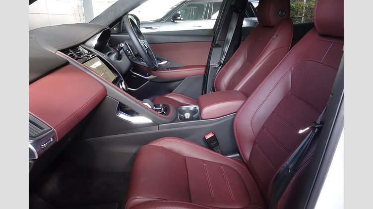 2024 認定中古車 Jaguar E-Pace オストゥーニパールホワイト P300eプラグインハイブリッド（ガソリン） R-DYNAMIC HSE