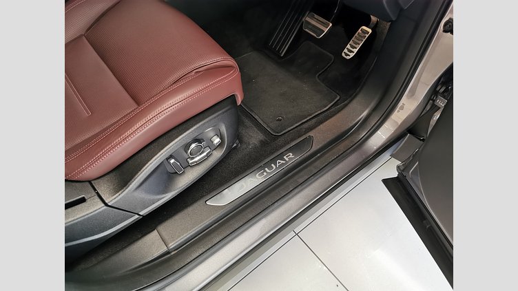 2024 認定中古車 Jaguar E-Pace アイガーグレイ D200マイルドハイブリッド（ディーゼル） R-DYNAMIC HSE