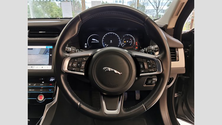 2017 認定中古車 Jaguar XF Corris Grey 2.0L プレステージ