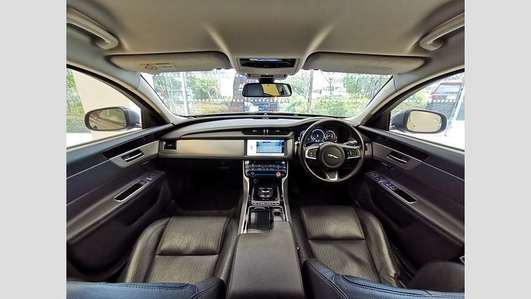 2017 認定中古車 Jaguar XF Corris Grey 2.0L プレステージ