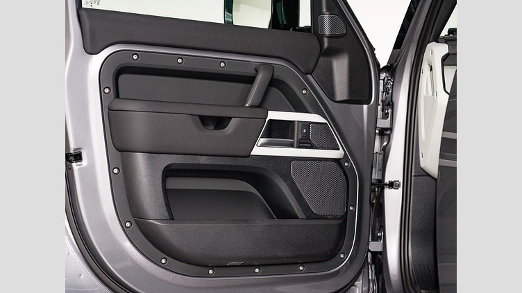 2024 認定中古車 Land Rover Defender 110 アイガーグレイ P300 AWD（AT） SE