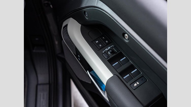 2024 認定中古車 Land Rover Defender 110 アイガーグレイ P300 AWD（AT） SE