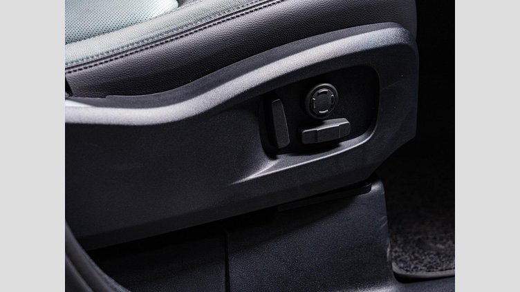 2024 認定中古車 Land Rover Defender 110 アイガーグレイ P300 AWD（AT） SE