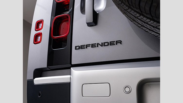 2024 認定中古車 Land Rover Defender 110 アイガーグレイ P300 AWD（AT） SE