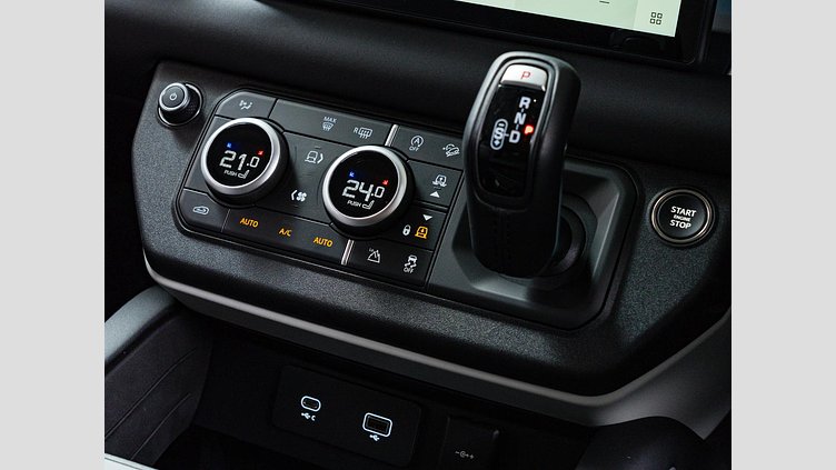 2024 認定中古車 Land Rover Defender 110 アイガーグレイ P300 AWD（AT） SE