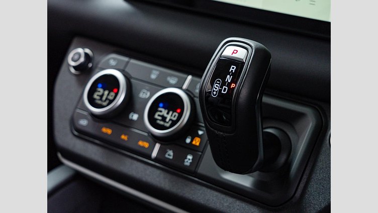 2024 認定中古車 Land Rover Defender 110 アイガーグレイ P300 AWD（AT） SE