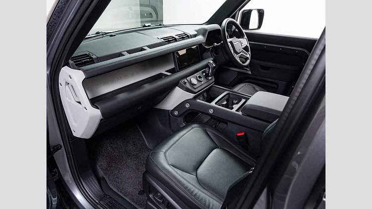 2024 認定中古車 Land Rover Defender 110 アイガーグレイ P300 AWD（AT） SE