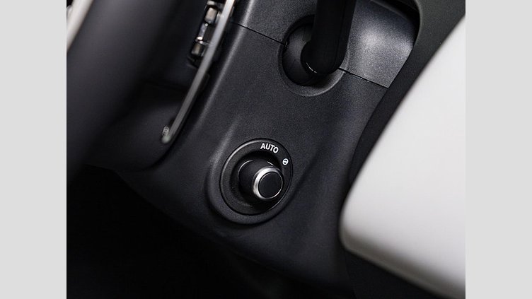 2024 認定中古車 Land Rover Range Rover Velar ザダルグレイ D200マイルドハイブリッド（ディーゼル） スタンダードホイールベース Dynamic SE