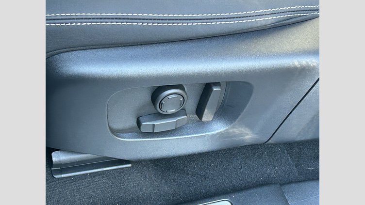 2024 認定中古車 Land Rover Discovery Sport ヴァレジネブルー D200マイルドハイブリッド（ディーゼル） 標準ホイール Dynamic SE