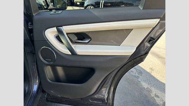 2024 認定中古車 Land Rover Discovery Sport ヴァレジネブルー D200マイルドハイブリッド（ディーゼル） 標準ホイール Dynamic SE