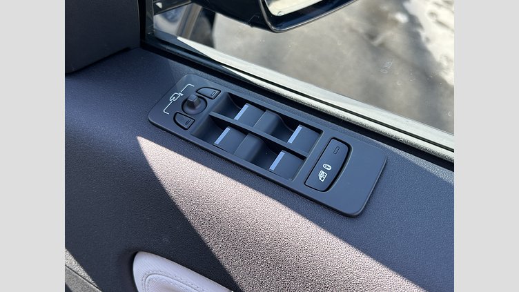 2024 認定中古車 Land Rover Discovery Sport ヴァレジネブルー D200マイルドハイブリッド（ディーゼル） 標準ホイール Dynamic SE