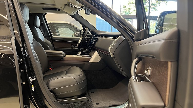 2025 新車 Land Rover Range Rover (1AG) Santorini Black 聖托里尼黑 P400 汽油 (輕油電混合) 長軸距7人座 HSE