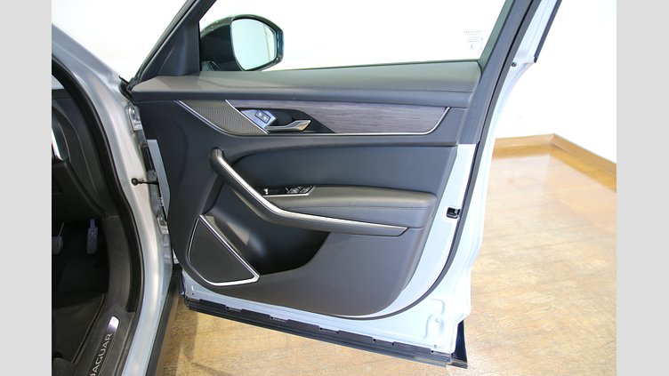 2024 認定中古車 Jaguar F-Pace ハクバシルバー D204 AWD（オートマチック）MHEV S