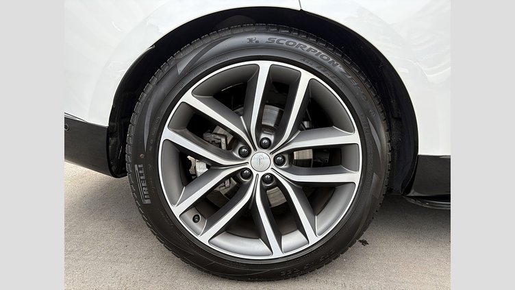 2024 認定中古車 Land Rover Range Rover オストゥーニパールホワイト D300 AWD MHEV（AT） スタンダードホイールベース SE