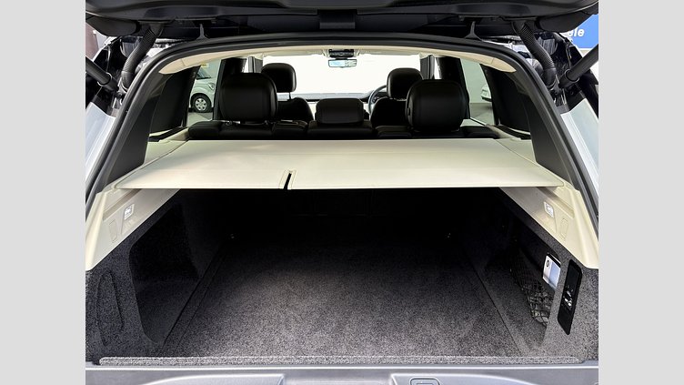 2024 認定中古車 Land Rover Range Rover オストゥーニパールホワイト D300 AWD MHEV（AT） スタンダードホイールベース SE