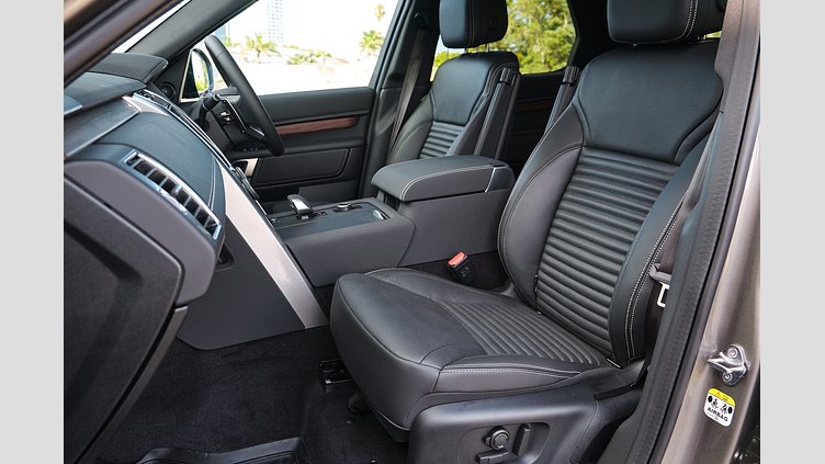 2025 Approved Land Rover Discovery Silicon Silver D250 Diesel Mild Hybrid Dynamic SE