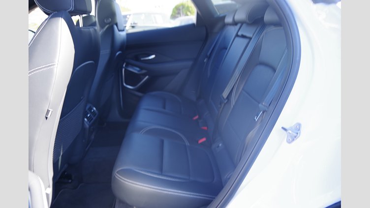 2024 認定中古車 Jaguar E-Pace オストゥーニパールホワイト D200マイルドハイブリッド（ディーゼル） R-DYNAMIC SE